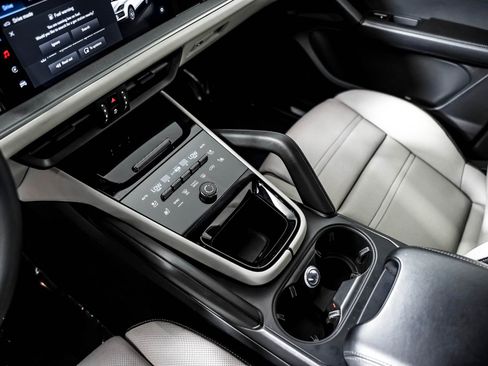 Certified 2024 Porsche Cayenne AWD/4WD image 19