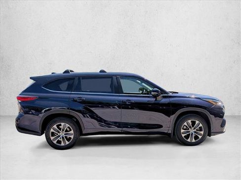 Used 2023 Toyota Highlander XLE FWD image 4
