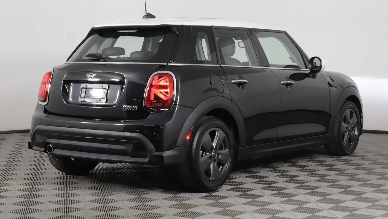 Used 2024 MINI Cooper 4-Door Hardtop FWD image 7