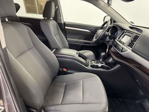Used 2019 Toyota Highlander LE image 12