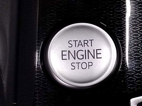 New 2025 Volkswagen Taos SE image 32