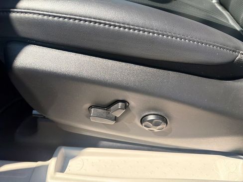 Used 2024 Chrysler Pacifica Touring-L FWD image 13