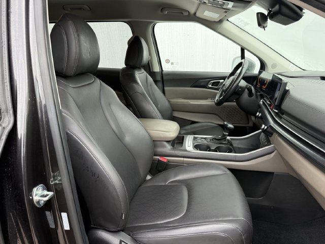 Used 2025 Kia Carnival FWD image 28