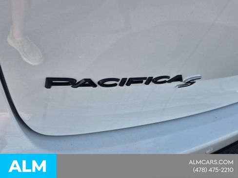 Used 2025 Chrysler Pacifica Limited FWD image 12