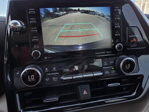 Used 2022 Toyota Highlander XLE FWD image 11