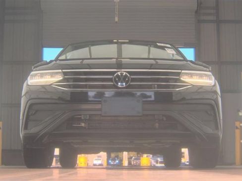 Used 2023 Volkswagen Tiguan SE AWD/4WD image 3
