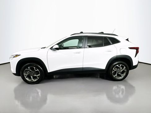 Used 2024 Chevrolet Trax LT w/ Driver Confidence Package FWD image 4