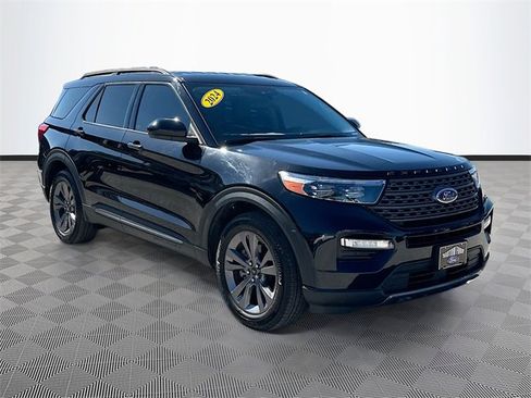 Used 2024 Ford Explorer XLT w/ Equipment Group 202A image 3