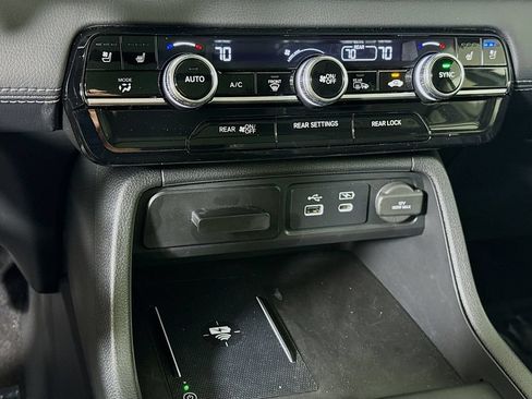 Used 2025 Honda Pilot Elite image 8