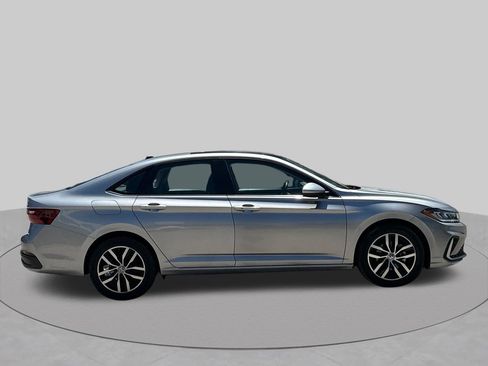 Used 2025 Volkswagen Jetta SE FWD image 6
