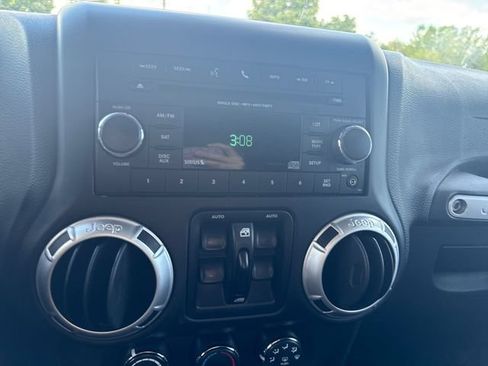 Used 2015 Jeep Wrangler Unlimited Rubicon w/ Connectivity Group AWD/4WD image 21
