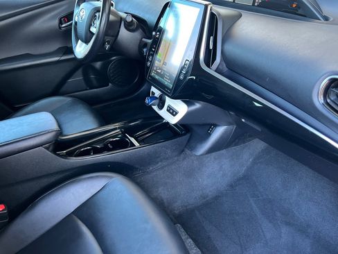 Used 2018 Toyota Prius Prime Premium image 16