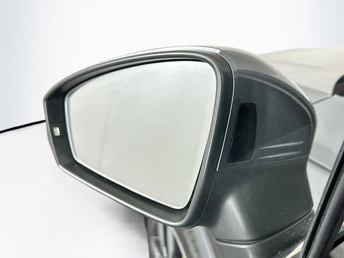 Used 2021 Volkswagen Tiguan SEL Premium R-Line image 16