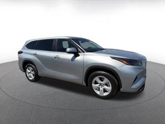 Used 2025 Toyota Highlander LE FWD video 2