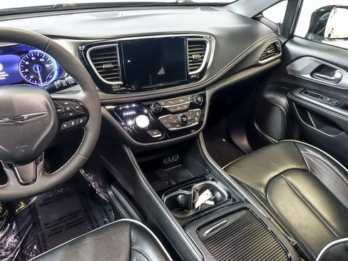Used 2025 Chrysler Pacifica Limited image 19