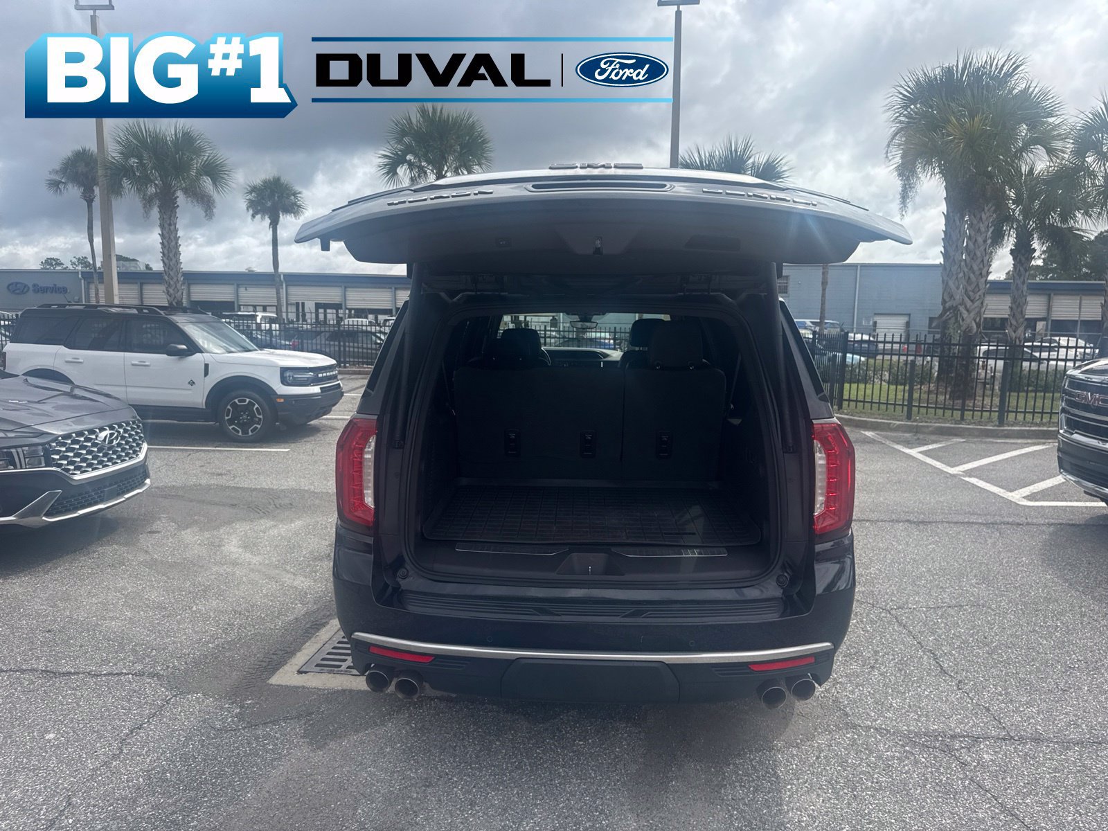 Used 2022 GMC Yukon XL Denali w/ Denali Premium Package AWD/4WD image 6