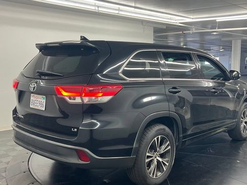 Used 2018 Toyota Highlander Plus FWD image 5
