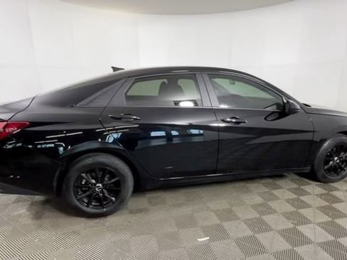 Used 2021 Hyundai Elantra SE FWD image 4