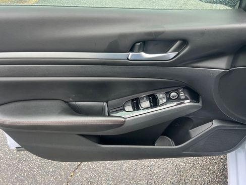 Used 2024 Nissan Altima 2.5 SR FWD image 19