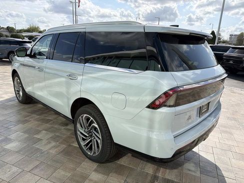 New 2026 Lincoln Navigator Reserve AWD/4WD image 4