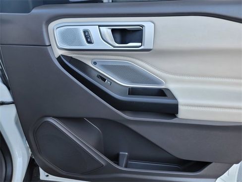 Used 2020 Ford Explorer Platinum w/ Premium Technology Package image 23