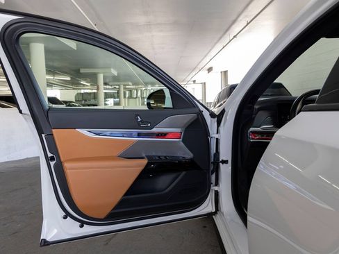 Used 2023 BMW 740i RWD image 13