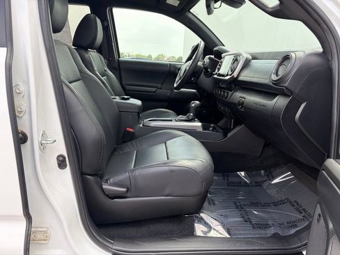 Used 2022 Toyota Tacoma Limited AWD/4WD image 29