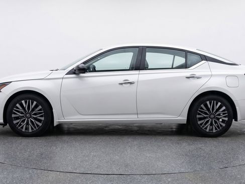 Used 2025 Nissan Altima 2.5 SV FWD image 5