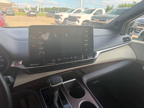 Used 2024 Toyota Sienna XLE w/ XLE Plus Package FWD image 22