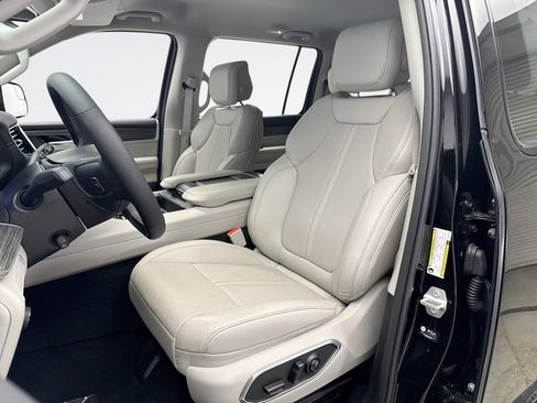 Used 2023 Jeep Wagoneer Series III w/ Preferred Equipment Group image 11