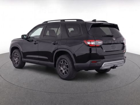 Used 2023 Honda Pilot TrailSport image 3