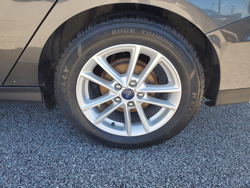 Used 2015 Ford Focus SE w/ SE Cold Weather Package FWD image 16