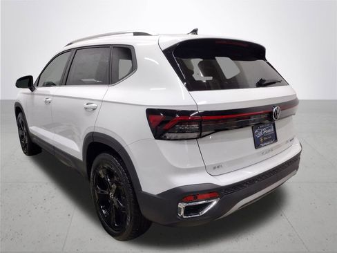New 2025 Volkswagen Taos SEL image 10
