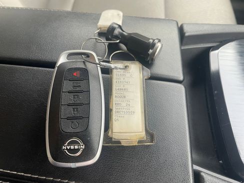 Used 2024 Nissan Rogue SV image 22