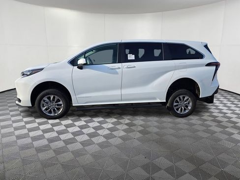 Used 2026 Toyota Sienna LE image 4