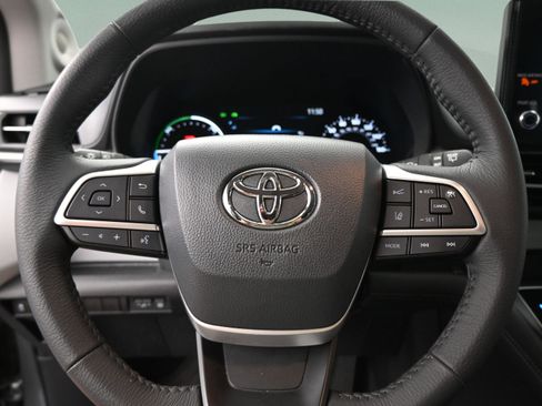 Used 2026 Toyota Sienna XLE FWD image 27