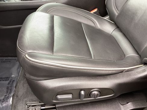 Used 2023 Chevrolet Traverse Premier FWD image 12