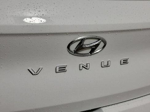 Used 2024 Hyundai Venue SEL FWD image 9