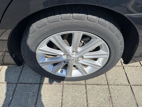 Used 2014 Toyota Camry XLE w/ Leather Package FWD image 4