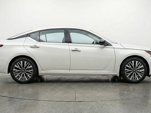 Used 2025 Nissan Altima 2.5 SV FWD image 11