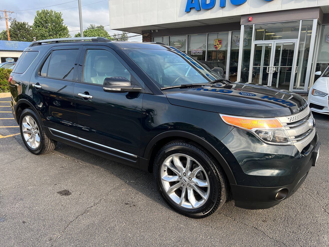 Used 2015 Ford Explorer XLT w/ Equipment Group 202A FWD image 4