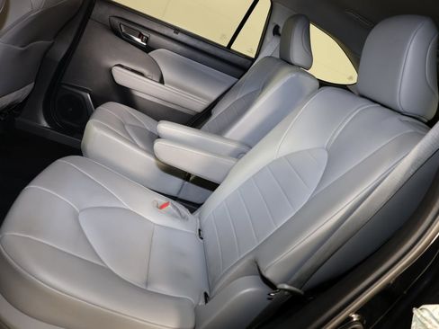 Used 2020 Toyota Highlander XLE image 11