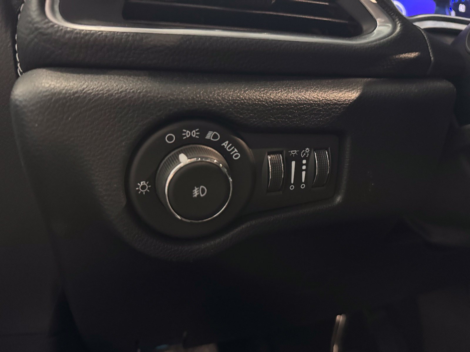Used 2026 Chrysler Pacifica Limited AWD/4WD image 27