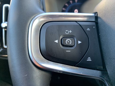 Used 2025 Volvo XC40 B5 Core image 19