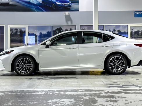 Used 2025 Toyota Camry XLE image 2