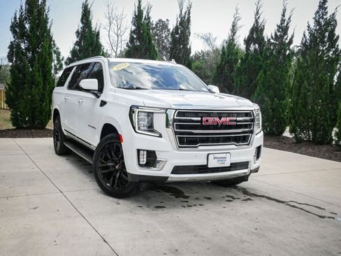 Used 2023 GMC Yukon XL SLT image 2