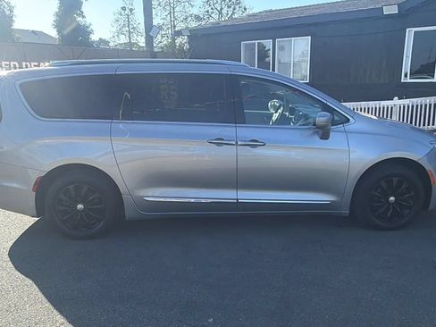 Used 2018 Chrysler Pacifica Touring-L FWD image 9