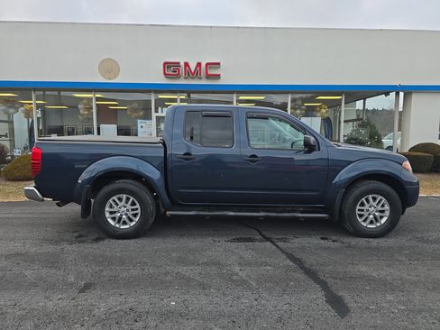 Used 2019 Nissan Frontier SV image 2