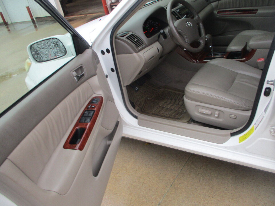 Used 2005 Toyota Camry XLE w/ VSC & Side Airbag Pkg FWD image 9