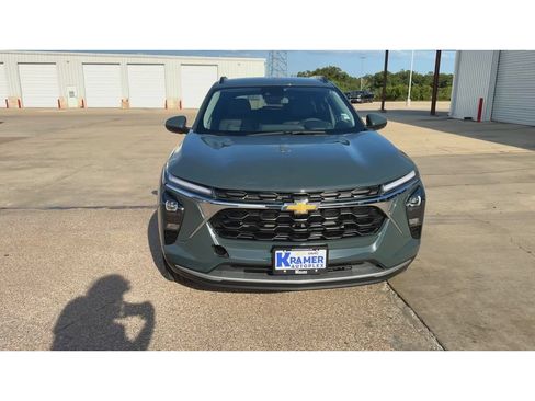 New 2026 Chevrolet Trax LT w/ LT Convenience Package FWD image 3